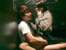 始発までネカフェで過ごしてついヤッちゃうカップルW巨乳お姉さんのエロ動画