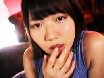 巨大ペニスで子宮を鬼突きされて汗だくになりながらポルチオイキする美形少女美少女ロリ顔射3Pのエロ動画