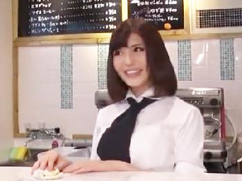 アルアルバイトとして入った美痴女によって普通のカフェがHなお店になってしまうWお姉さんフェラのエロ動画