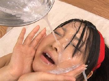 「あ、、、すご…」童顔ギャルがその顔面全体で大量の精液を受け止めるどろどろパココスプレ顔射ぶっかけ葵ちひろのエロ動画