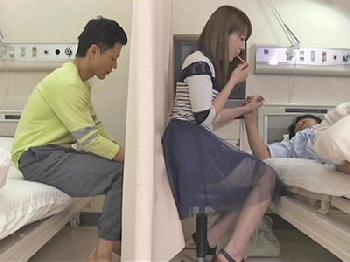 偶然遭遇した元カノ→夫に気づかれないように寝取りファック人妻顔射手コキのエロ動画