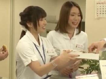 『私にも肉棒ちょうだぃ』淫乱尻軽ヤリマンな看護師と大乱交!巨乳お姉さん看護婦顔射潮吹きのエロ動画