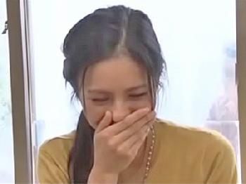 素人奥さんがマジックミラー越しに夫を置いて人生初の3P性交人妻のエロ動画