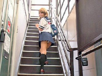 麻里梨夏ちゃんがイケイケギャル女子校生に大変身して魔性挑発のエロ動画