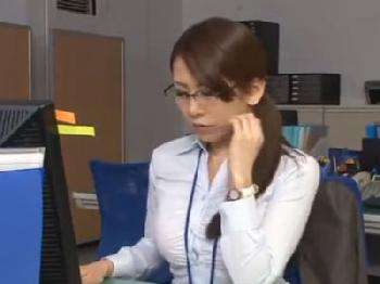 『ちょっと何するの?…んぁダメっよ…』部下にオフィスで襲われ中出しされる美しい乳房オフィスレディお姉さんOLのエロ動画