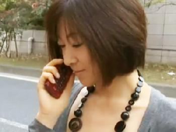 欲求不満の奥さんがタクシーおやじに押し倒されて姦淫交尾に身悶えまくり巨乳人妻のエロ動画