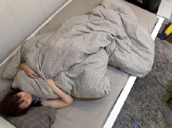 自宅気分で寝ている素人→年上女性に甘えながらセックスし倒す性的変態隠し撮り師巨乳お姉さん盗撮のエロ動画