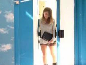 日焼け跡がエロいギャル系妻が若い男と中出しSEX巨乳素人人妻のエロ動画