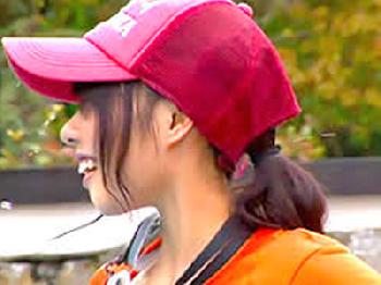 プールの監視員に近づき物陰でガチ強姦する性的暴行魔美少女顔射レイプのエロ動画