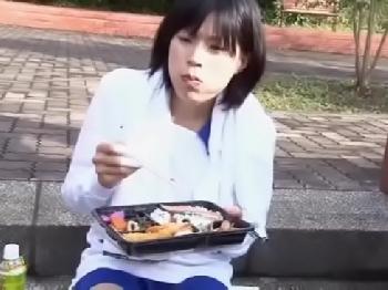 ロケ弁食事中の陸上部系美巨大乳少女、青山沙希にウインナーを差し出す巨乳美少女顔射フェラぶっかけ3P露出のエロ動画