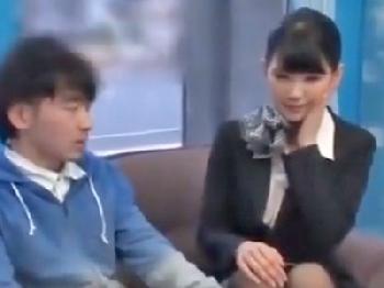 国際便のCAさんが仕事着でDT君の筆おろしをして感じてしまう素人美少女ロリ童貞コスプレパンストナンパのエロ動画
