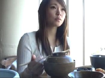 自らお尻を突き出しおマンコを見せつける淫乱奥様巨大バストを振り乱しイキまくるお姉さん人妻熟女フェラパイズリぶっかけのエロ動画