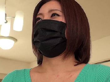 コロナウイルスもビックリ！夫に逃げられて訳あり中年女が黒マスクで登場！巨乳素人人妻のエロ動画