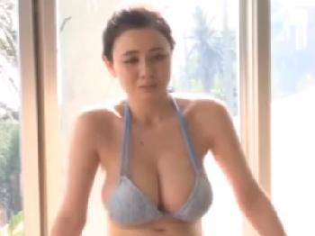 『大っきくなってるよ』大きいオッパイな水着美形お姉さんが男を誘惑し性的欲望を満たす巨乳のエロ動画