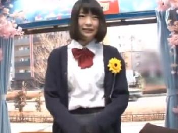 半分アウトな卒業したて女子校生をマジックミラー号に連れこんで顔面射精パコ!素人美少女顔射のエロ動画