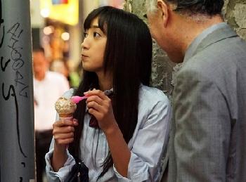 お金さえもらえたら何でもOK…女子校生お散歩で小銭を稼ぐ美形少女が…美少女辻本杏のエロ動画