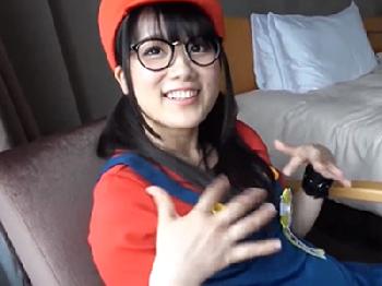 恥ずかしそうに笑顔で性感帯を教えてくれるめがね美形少女がハードピストンピスに痙攣イキ素人美少女コスプレハメ撮りナンパのエロ動...