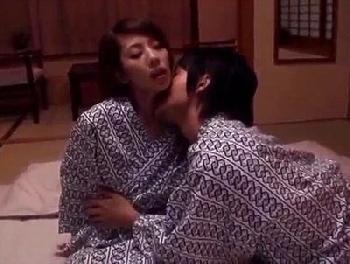 『だめ…そんなにしたら…』恋人のように母子で旅行→誰にも邪魔されない空間で近親相姦痴女人妻熟女のエロ動画