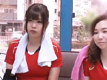 「いやぁナニコレぇ！？」母親さんバレー帰りの健康女体若奥様2人をまとめてハメたった素人お姉さん人妻ハメ撮りナンパ乱交のエロ動...