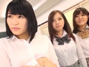 生徒の足をイヤらしい目で見ていたマゾ男教師を女子校生と痴女先生が足コキ制裁!美少女女教師M男パンストのエロ動画