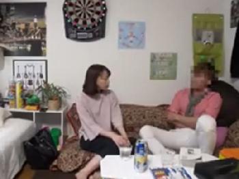 童顔ミニ系ボイスの若奥様さんが若い男に騙されて浮気隠し撮り！素人人妻ナンパ盗撮のエロ動画