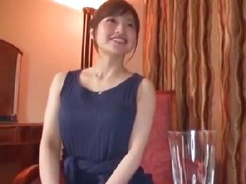 「全然してなくて」欲求不満な美人奥さんが久しぶりの性交に乱れまくりW素人人妻顔射ハメ撮りのエロ動画