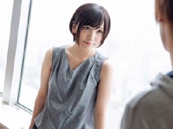 潤んだ瞳で見つめてくるのが印象的な美形少女のハニカミエッチ巨乳素人美少女のエロ動画