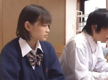 後輩に土下座懇願されて中出しセックス許しちゃった女子校生素人美少女のエロ動画