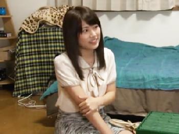 男に本気で口説かれるとすぐに惚れちゃう恋愛体質娘を隠し撮り部屋でガチハメ素人ロリナンパ盗撮のエロ動画