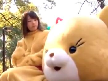 きぐるみを着てマスコットとして働くお姉さんを捕まえて猛烈ファック展開顔射のエロ動画