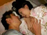 義弟に夜這いされ隣で寝てる夫にバレないように喘ぎ声押し殺す巨大オッパイ奥さん巨乳人妻熟女中出し近親相姦のエロ動画