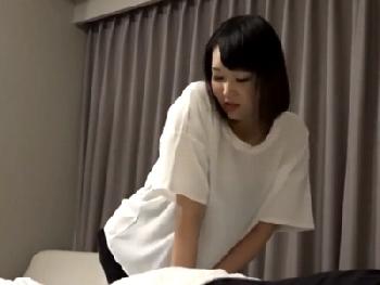 ビジホマッサージ師はヤラせてくれるのか！？笑顔の可愛い21歳関西人をガッツリ寝取る！素人お姉さん盗撮のエロ動画