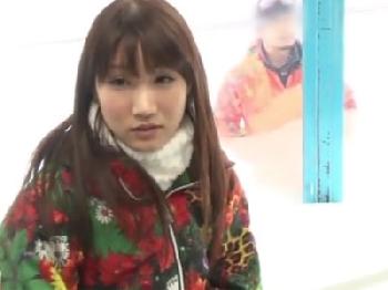 彼氏が近くに居るのにマジックミラー号で密通パコしちゃう素人お姉さんのエロ動画