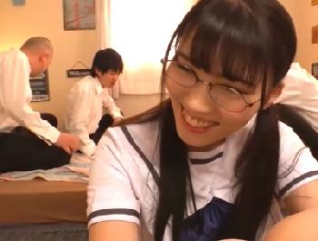 めがねの優等生女子校生が男子の中で1人だけ…全方向イチモツで固められて大量顔面射精コスプレ顔射乱交のエロ動画