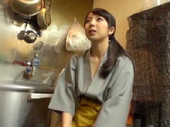 厨房でフェラチオ抜きしてくれるナンパした居酒屋店員素人美少女のエロ動画