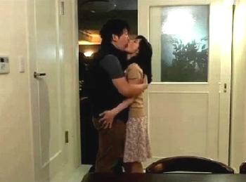 オッサンサークルに巨大オッパイJAV嬢乱入させて中出し乱交開始!巨乳お姉さん千乃あずみのエロ動画