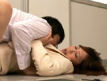 こんなことある！？廊下で先生とぶつかって…ボクの男根が先生のアソコにW女教師雨宮琴音のエロ動画