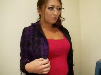 マダム熟女が押しかけ強姦魔に犯され顔面射精される人妻顔射レイプのエロ動画