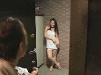 巨大乳房妻がバスタオル姿で夫の同僚を誘惑して密通ファック巨乳痴女人妻のエロ動画