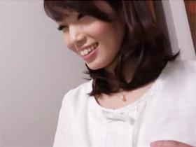 ムッツリ淫乱な美人奥さんがナンパ男にそそのかされて夫と寝てるベッドで密通ファック！素人お姉さん痴女人妻中出しハメ撮りのエロ動...