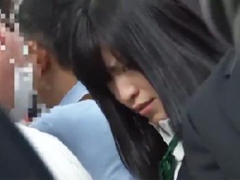 痴漢にクリ擦られ続けた美形少女女子校生は腰ピクピクで連れ去られてハメられる!美少女顔射ぶっかけレイプのエロ動画