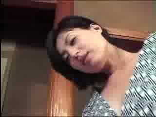 親子水入らず、宿泊先で抱き合う禁断の近親相姦ファック旅行素人お姉さん人妻熟女のエロ動画