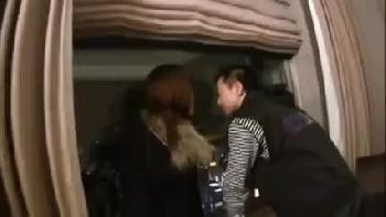 アンケートと称してナンパした素人奥さんに即精液中出しファック！人妻のエロ動画