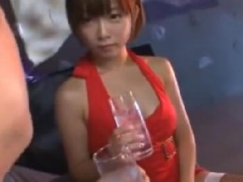 童顔幼顔なキャバクラ嬢のねっとり手コキ&パイズリ巨乳美少女ロリ紗倉まなのエロ動画