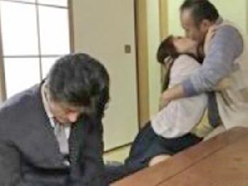 借金のカタに夫の目の前で犯され中出しされる奥様巨乳人妻のエロ動画