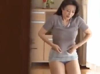 まだお色気たっぷりの嫁の母と関係を結ぶ娘の夫巨乳人妻近親相姦のエロ動画