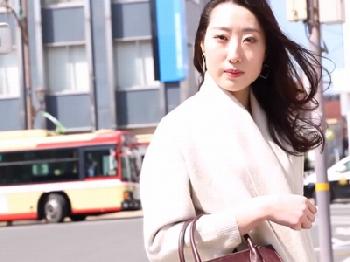 「寂しいんです…」夫と仲悪くはないと言いながらも野外で巨大チンポ欲しがる超淫乱妻W素人痴女人妻ハメ撮りのエロ動画