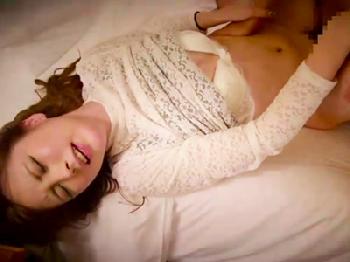 熟睡中のマダムを夜這いレイプ→突然の他人棒でイってしまった不貞マダムW素人人妻顔射のエロ動画