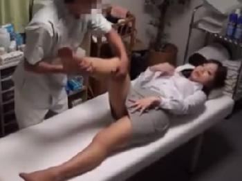 中出し婦女暴行マッサージ後の手マンに潮吹きまで晒すお姉さん素人レイプのエロ動画