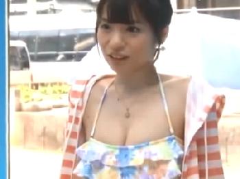 『入っちゃうっ』素股から我慢出来ず男友人の肉棒を受け入れる女子大生巨乳素人お姉さん水着中出しのエロ動画